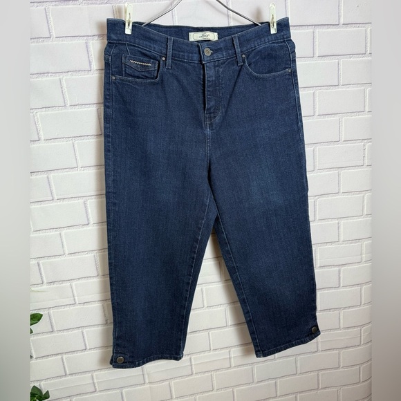 Levi's VTG Women's Dark Wash Black Patch Jeans C
Cropped Straight Leg/size 10 - Picture 2 of 10